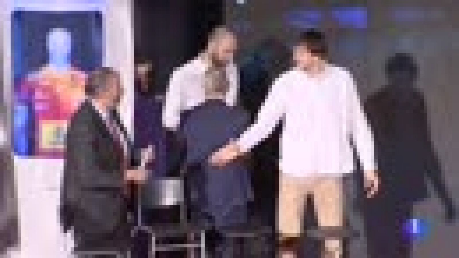 La selección española de balonmano se despidió este mediodía con destino a Alemania, sede junto a Dinamarca del Campeonato del Mundo que comienza mañana, con "ganas", "ilusión" y "ambición" en su doble propósito de ganar el oro y asegurarse una plaza