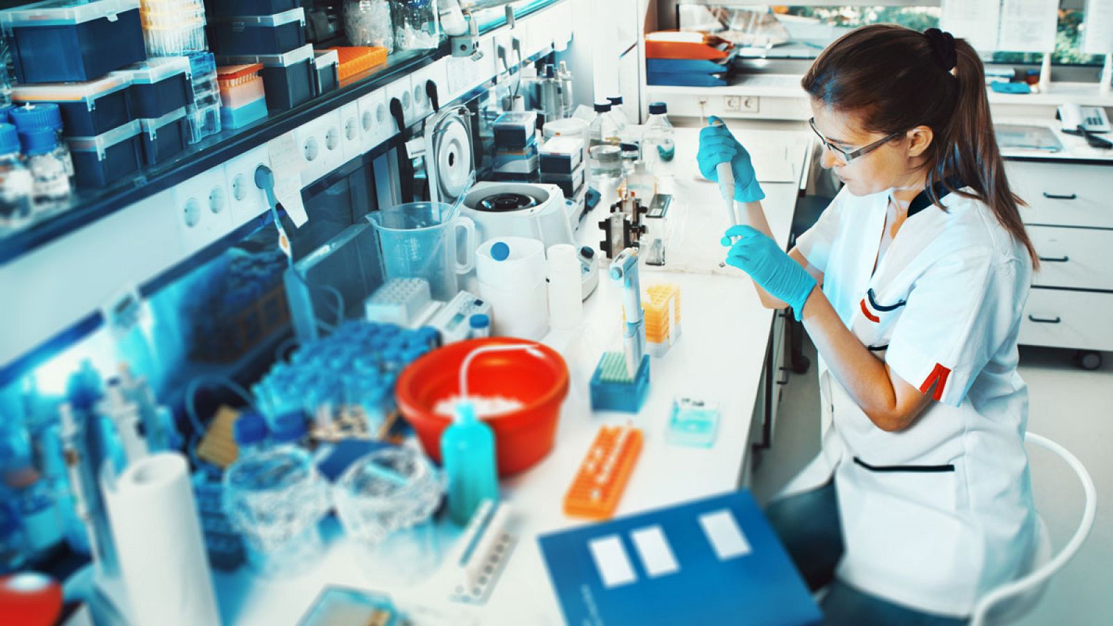 Telediario 1: Nace el Observatorio Mujeres Ciencia e Innovación para romper el techo de cristal | RTVE Play