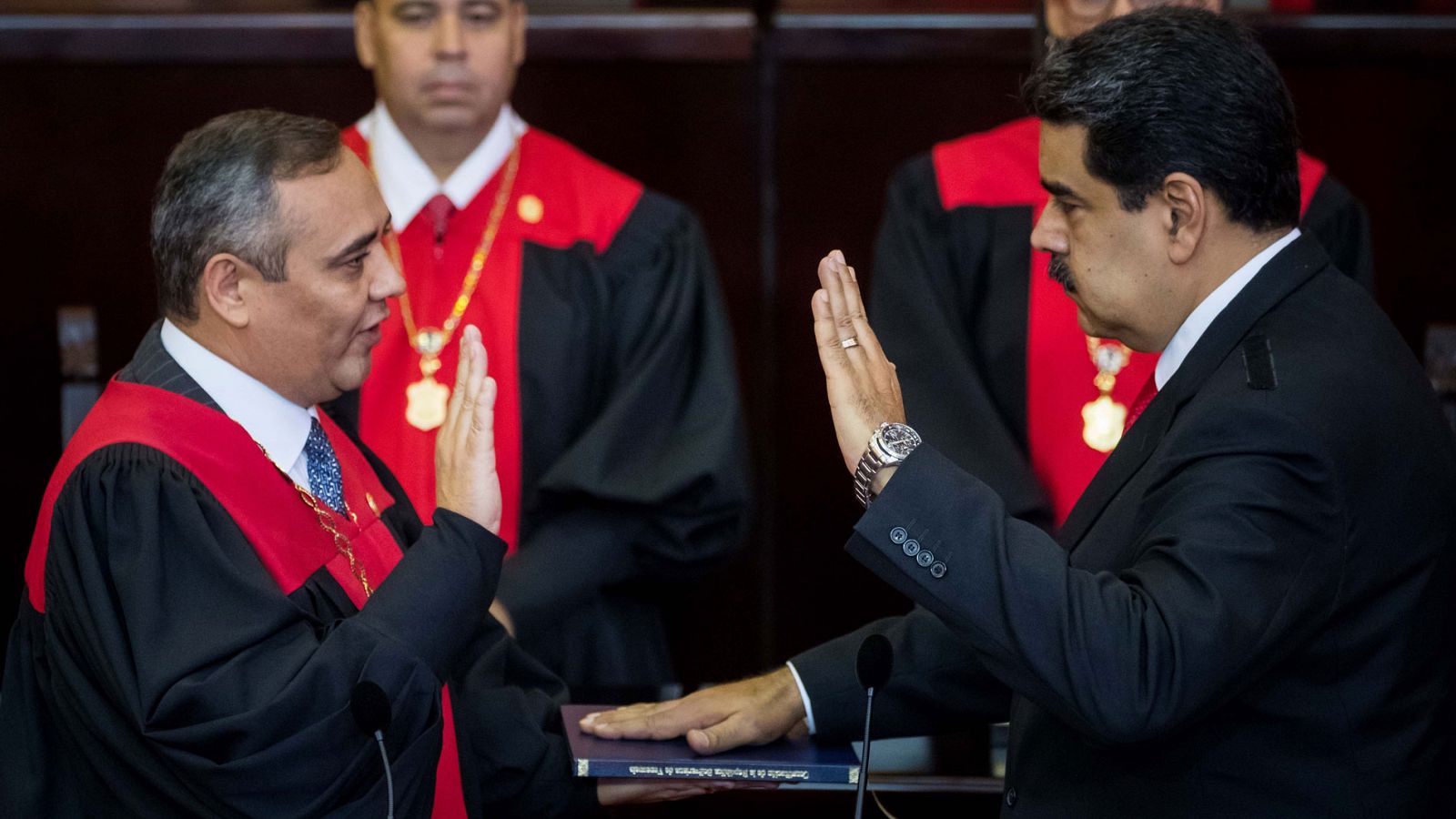 Maduro jura su segundo mandato en una Venezuela sumida en una profunda crisis y aislada por la comunidad internacional 