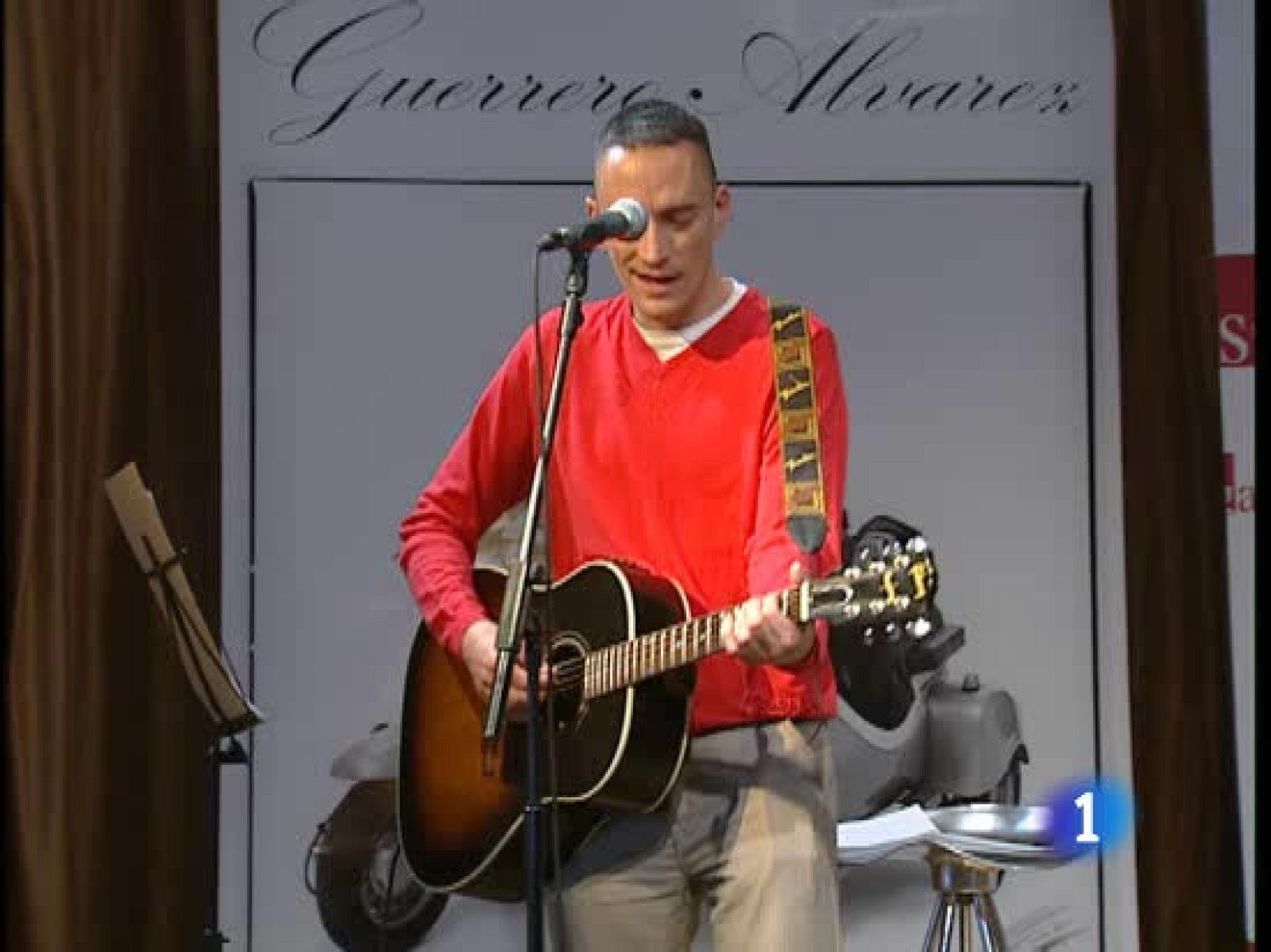 Javier casi podría ser el hijo de Pablo, por edad, pero tienen tantas cosas en común que acaban de hacer un disco a medias. Pablo ha puesto las letras y Javier la música y la voz. 