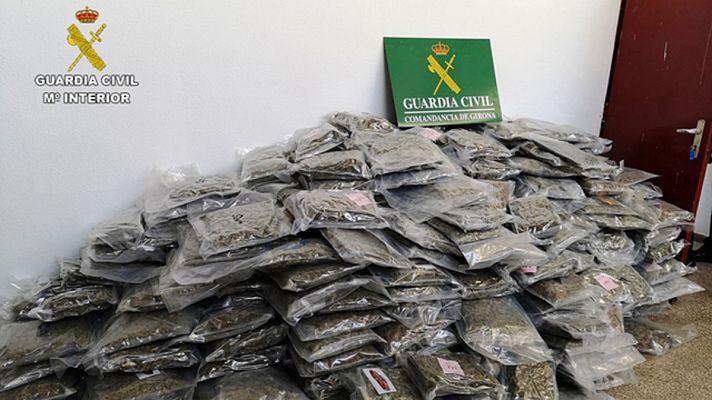 Telediario 1 - Cae una red con 2.700 kilos de marihuana lista para exportar