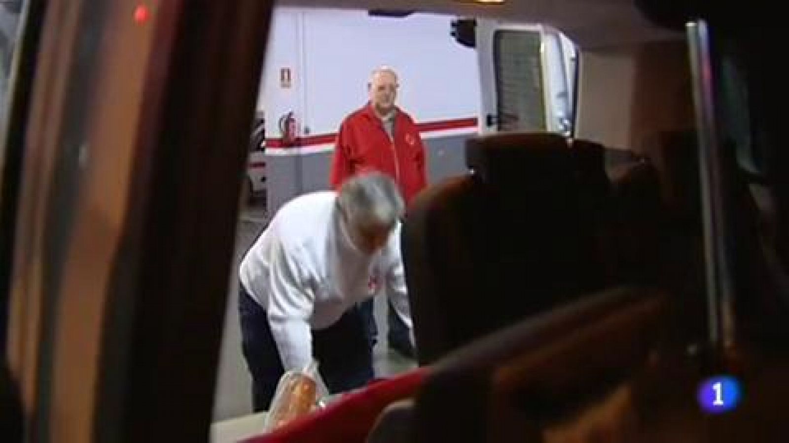 Voluntarios y personal de Cruz Roja llevan mantas y comida a personas sin hogar en Sabadell, Barcelona, debido a las bajas temperaturas.