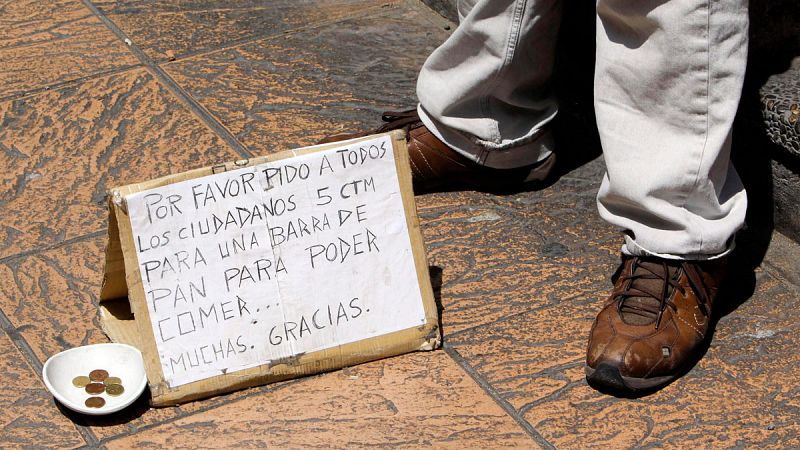Voluntarios y personal de Cruz Roja llevan mantas y comida a personas sin hogar en Sabadell, Barcelona, debido a las bajas temperaturas.
