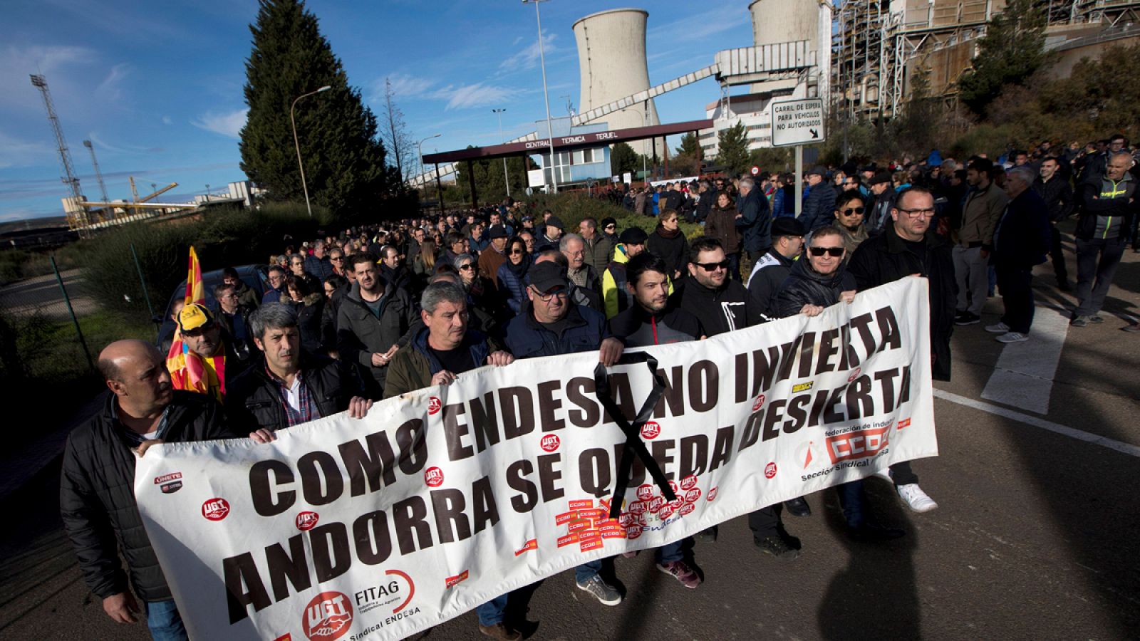 Miles de personas se manifiestan contra el cierre de una central térmica en Andorra, Teruel