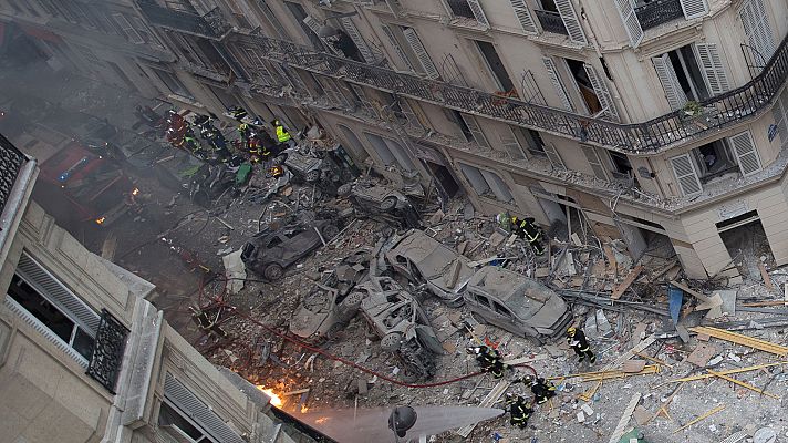 Telediario 1 - Dos bomberos y una turista española mueren tras la explosión de una panadería de París