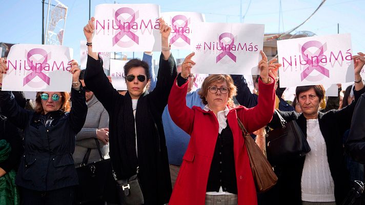 Telediario 1 - Violencia machista: Minuto de silencio en Fuengirola por el asesinato de una mujer de 47 años