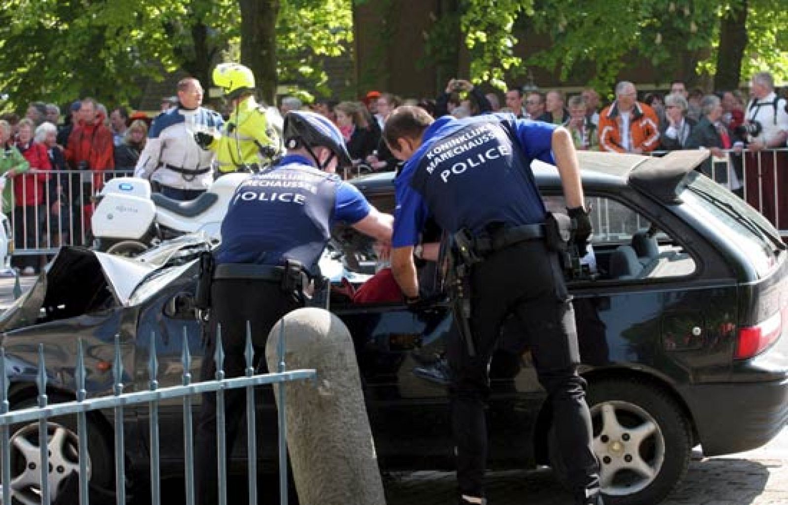 Un coche ha sembrado de muerte el día de la Reina de Holanda al salir de un cruce a gran velocidad y arrollar a la multitud que presenciaba el desfile. Han muerto cuatro personas y 13 están heridas.
