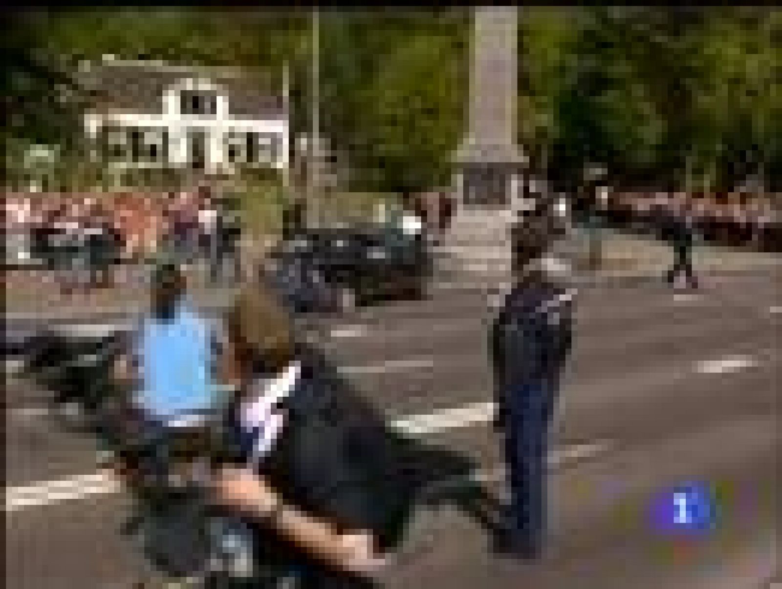 Un coche ha sembrado de muerte el día de la Reina de Holanda al salir de un cruce a gran velocidad y arrollar a la multitud que presenciaba el desfile. Han muerto cuatro personas y 13 están heridas.