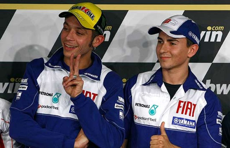 Valentino Rossi se ha mostrado muy competitivo en sus declaraciones y Lorenzo desmitifica al italiano.