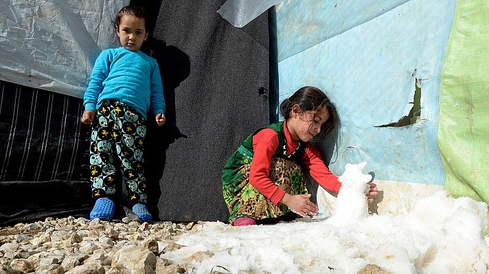 Los refugiados sirios que viven en campamentos en el Líbano sufren los rigores del invierno