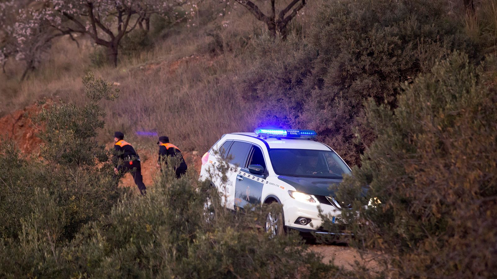 Los servicios de emergencia tratan de rescatar a un ni�o de 2 a�os que ha ca�do en un pozo en Total�n