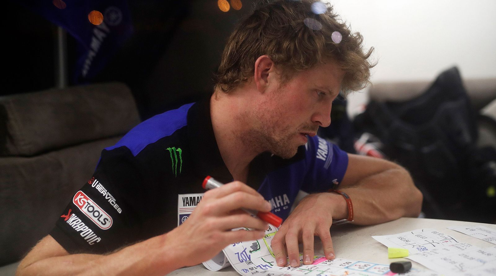 Adrien Van Beveren, el piloto que ayudó a Lorenzo Santolino tras su accidente en el Dakar, ha narrado para TVE como fue su llegada al lugar del accidente y cómo le encontró.