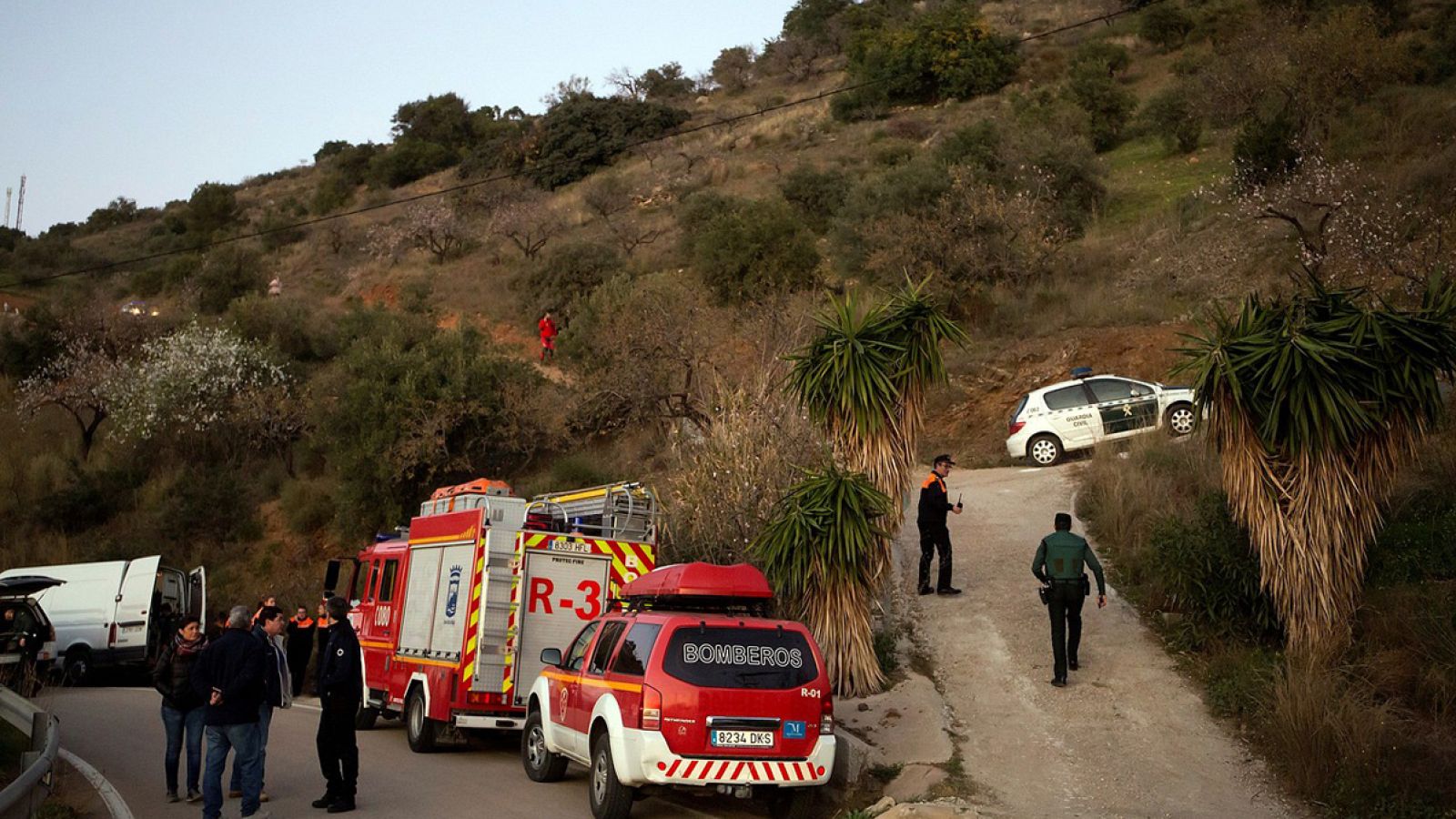Siguen las labores de rescate del niño de 2 años que cayó a un pozo en Totalán, Málaga