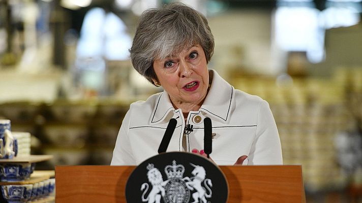 Telediario 1 - May advierte de una "parálisis" si se rechaza su 'Brexit'