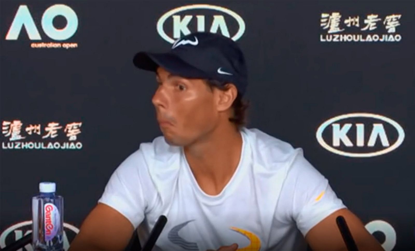 Nadal bromea con un periodista que se quedó dormido en la rueda de prensa | Ver