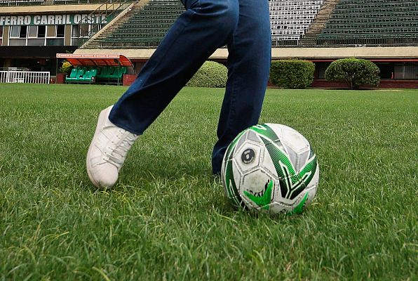 Telediario 1 - El fútbol como terapia para evitar el olvido