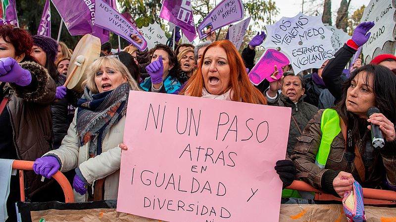 Concentración feminista contra las políticas de Vox frente al Parlamento de Andalucía