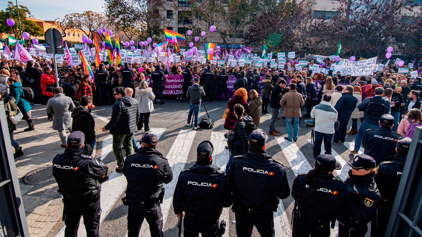 Protestas frente al Parlamento andaluz frente al pacto del PP con Vox