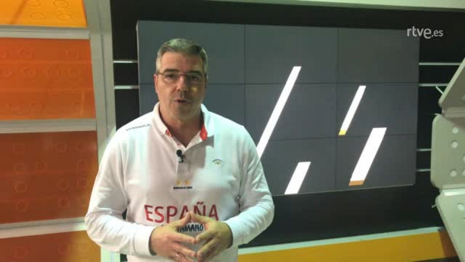 El exjugador de balonmano y comentarista de Teledeporte, Alberto Urdiales, advierte del peligro del juego macedonio practicado por el c ombinado que entrena el español Raúl González.
