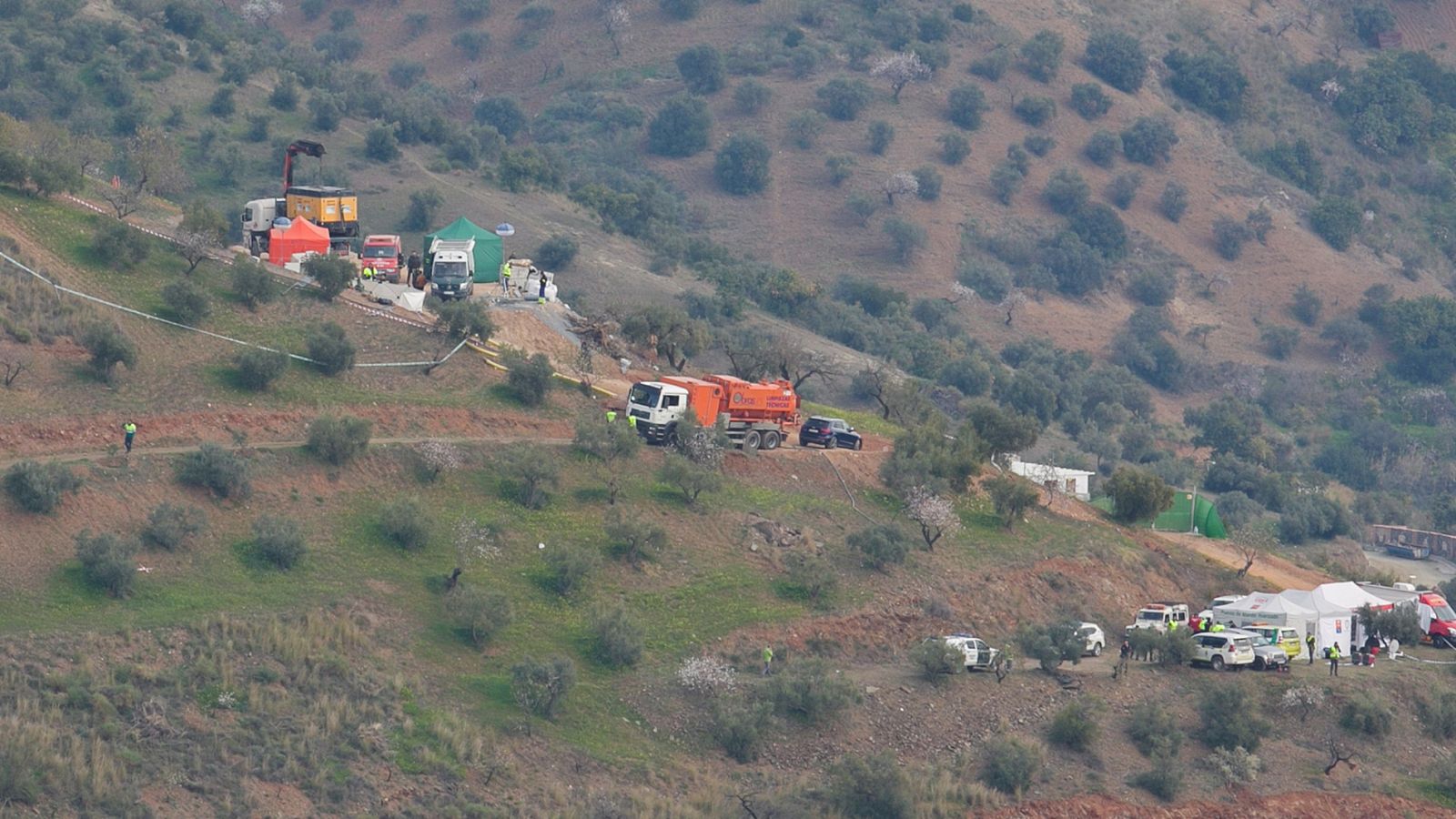 Los equipos de rescate abren dos túneles en dirección al pozo donde buscan a Julen 
