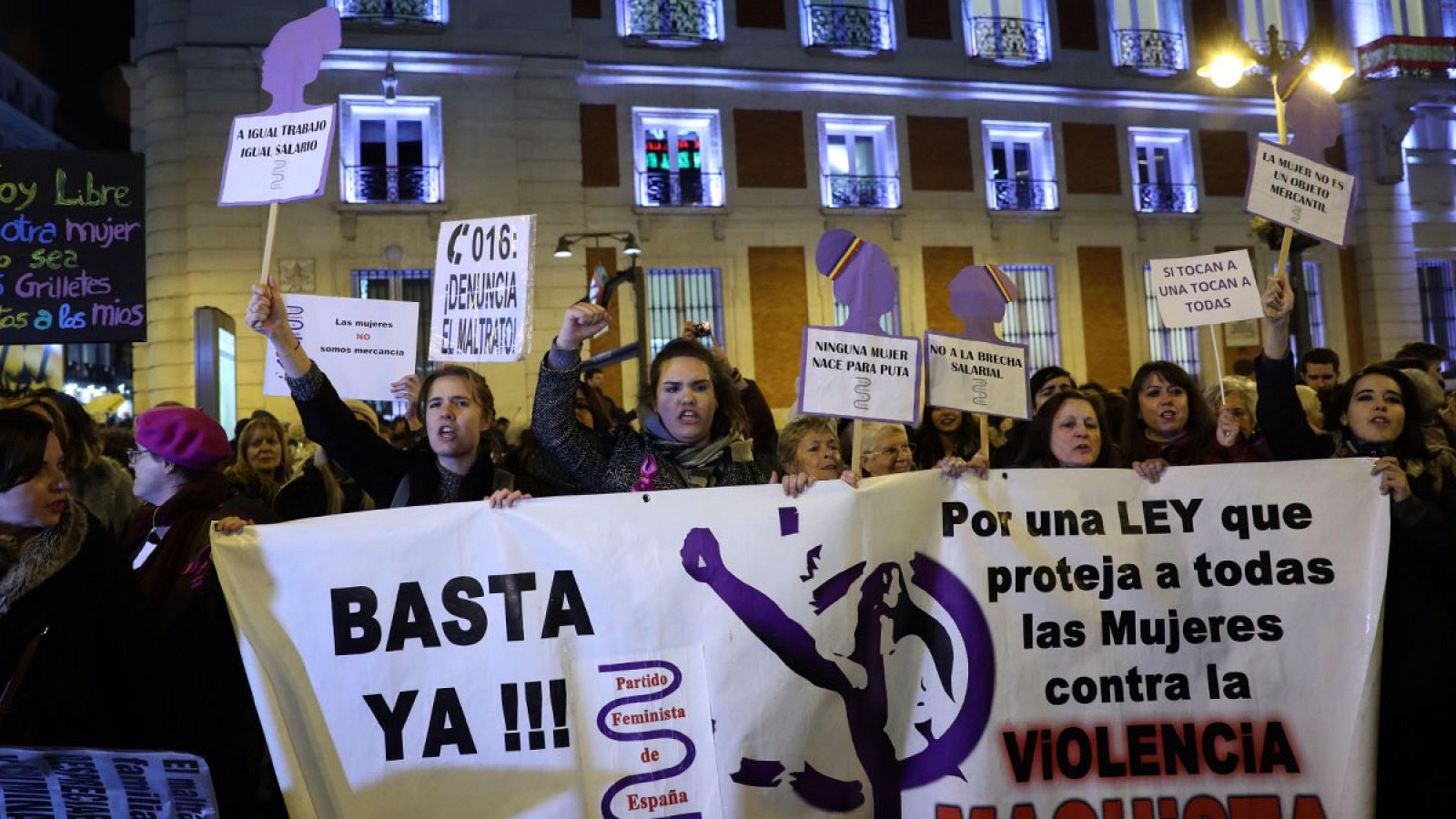 Telediario 1: Feministas se concentran en más de 100 ciudades españolas contra las propuestas de VOX | RTVE Play