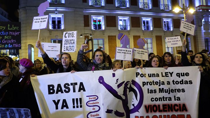 Telediario 1 - Feministas se concentran en más de 100 ciudades españolas contra las propuestas de VOX