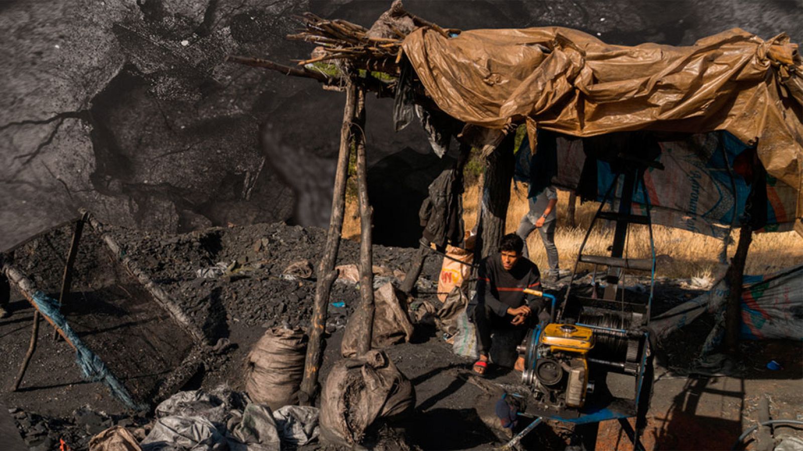 Imágenes inéditas del interior de las minas clandestinas de Yerada (Marruecos) - Reportaje transmedia En Portada y Lab RTVE.es