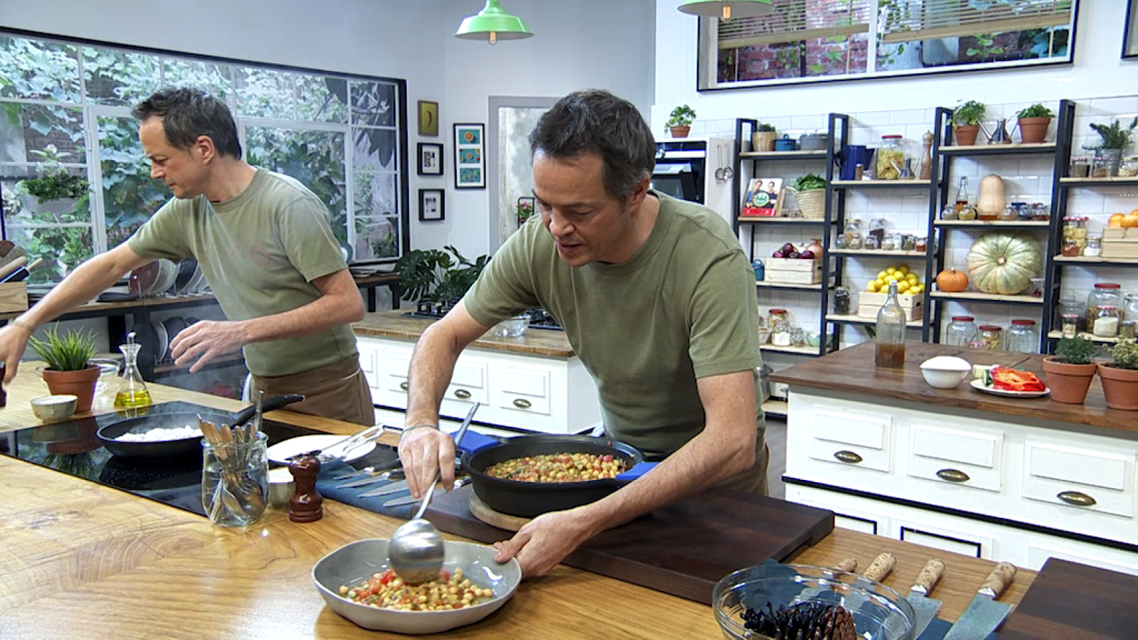 Torres en la cocina - Garbanzos a la mediterránea y bacalao con habitas - ver ahora