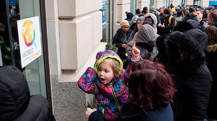 Telediario 1 - Miles de trabajadores públicos siguen sin empleo ni sueldo en Estados Unidos