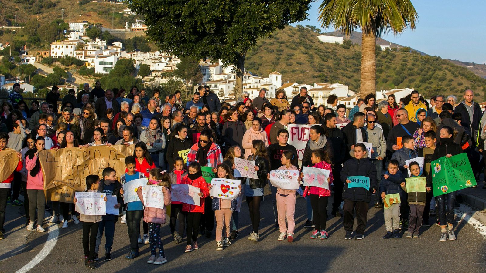 Los vecinos de Totalán se vuelcan en ayudar a la familia de Julen y a los equipos de rescate
