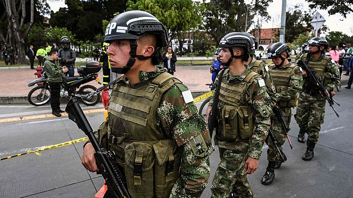 Telediario 1 - Al menos nueve muertos por la explosión de un coche bomba en la Escuela de Policía de Bogotá