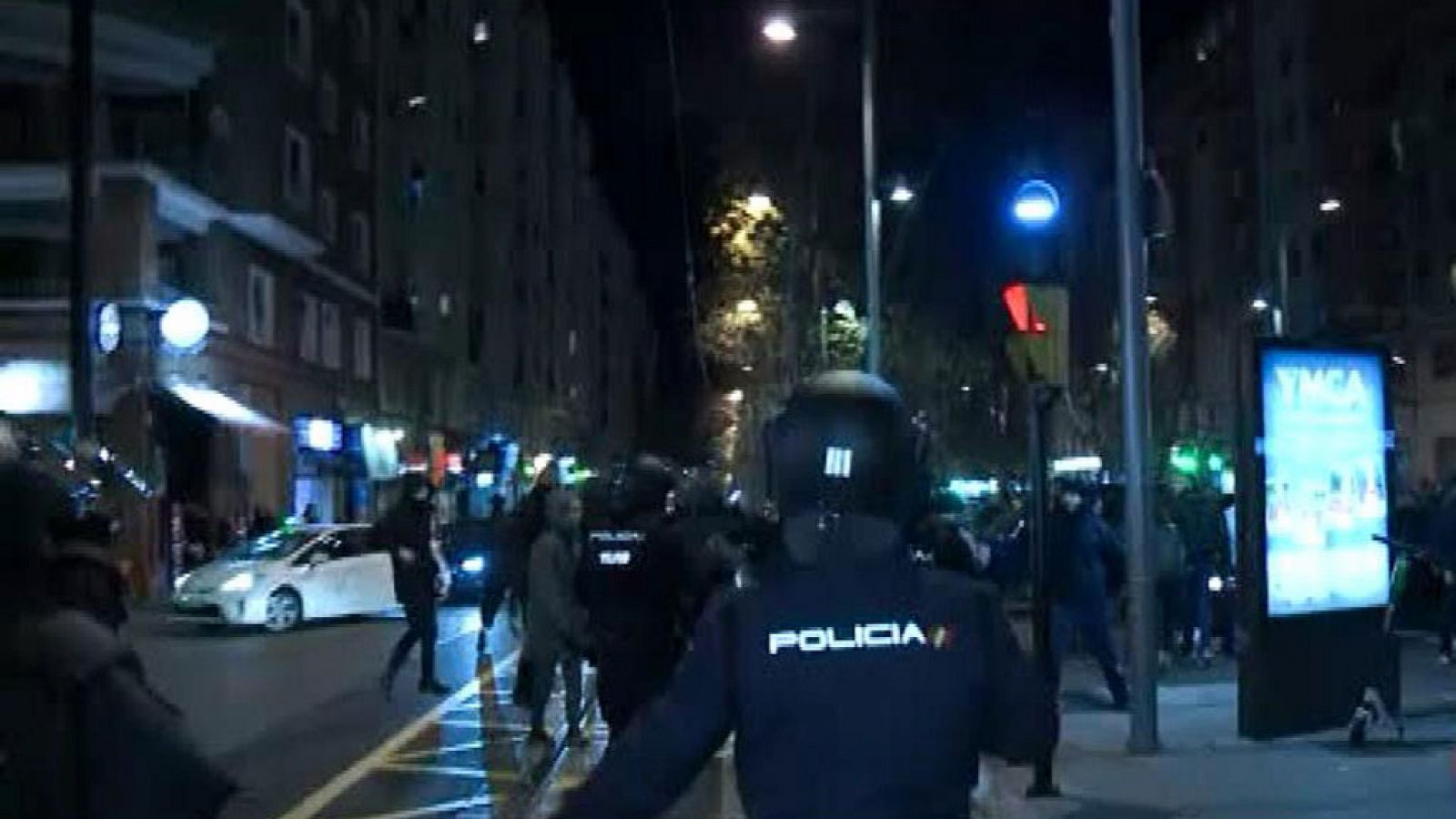 Vox: Carga policial y seis detenidos en una protesta contra un acto de Vox en Zaragoza - RTVE.es