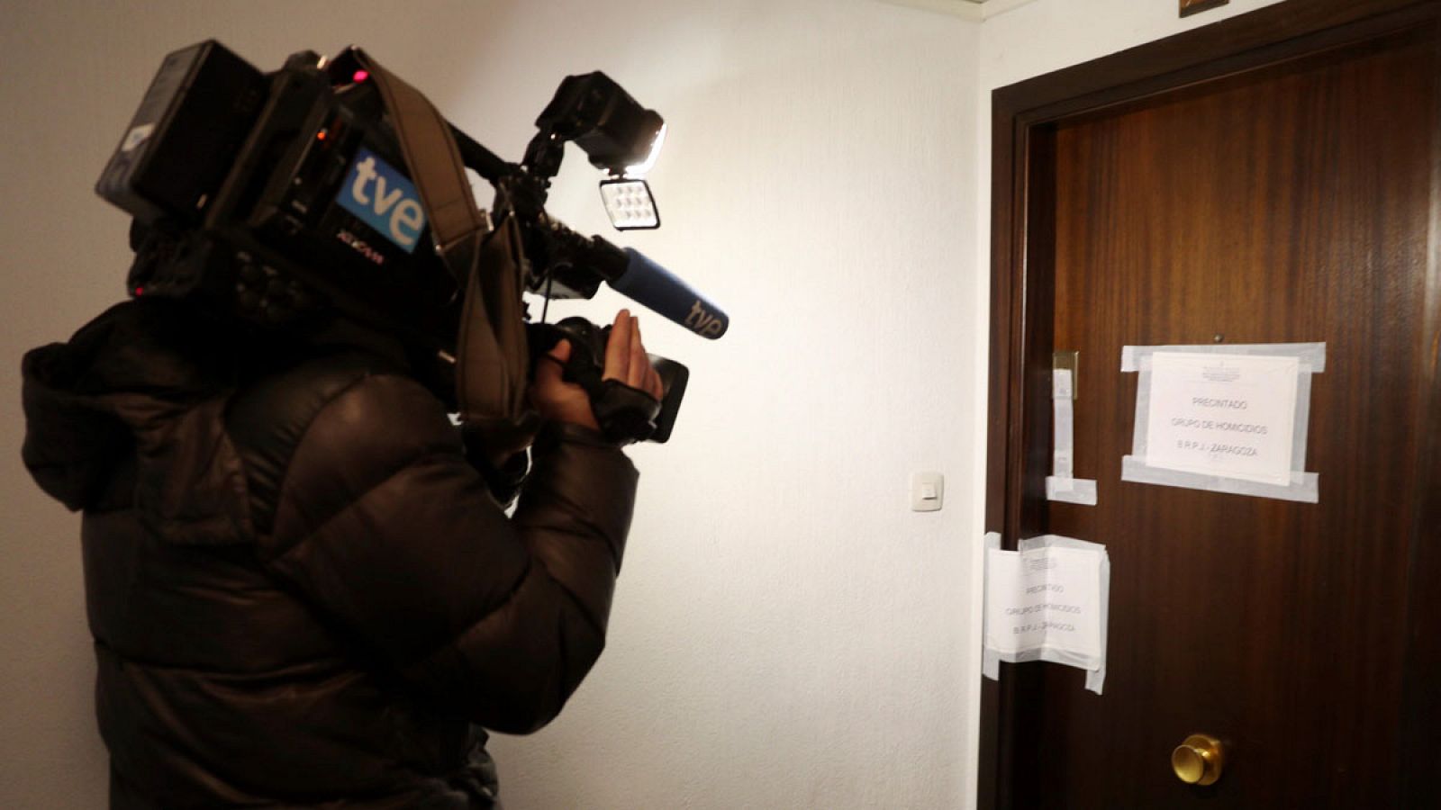 Telediario 1: Un hombre asesina a la abogada que le defendió por el asesinato de su mujer | RTVE Play