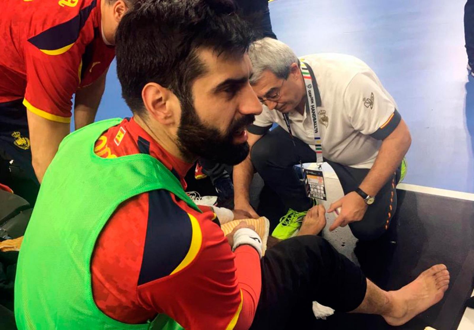 Susto de Rodrigo Corrales en el entrenamiento de España en Colonia