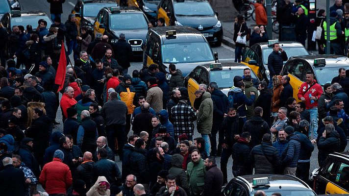 Informativo 24h - Huelga indefinida del taxi en Barcelona por la nueva regulación catalana de los VTC