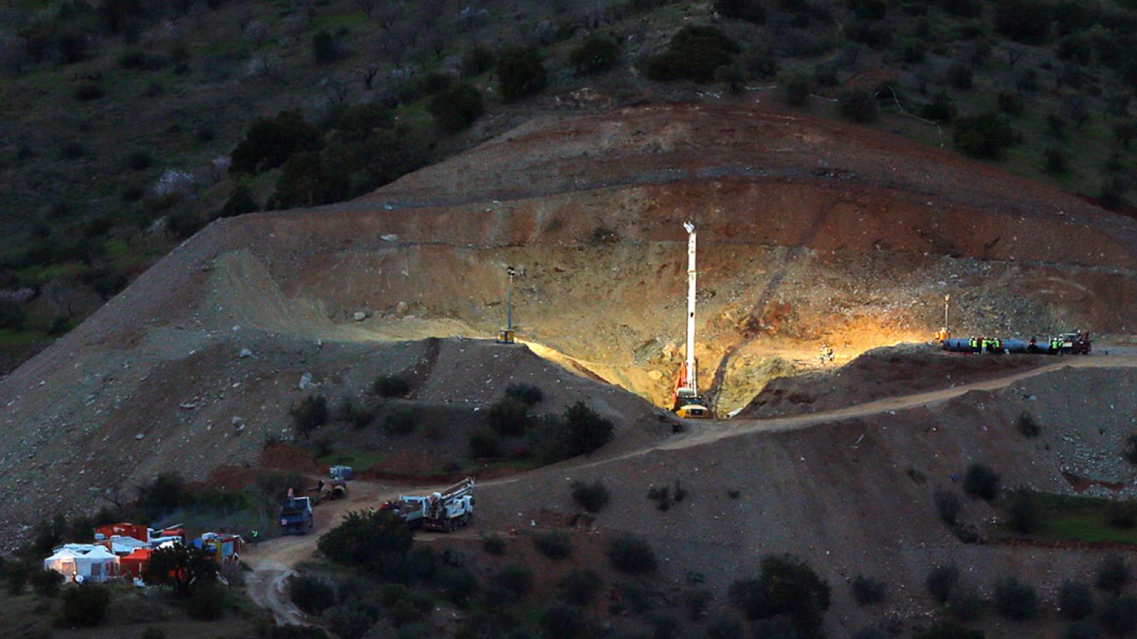 Una roca a los 20 metros complica el rescate de Julen