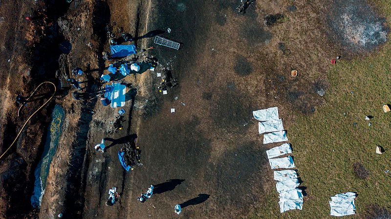 Suben a 79 los muertos en la explosión por el robo de combustible en México