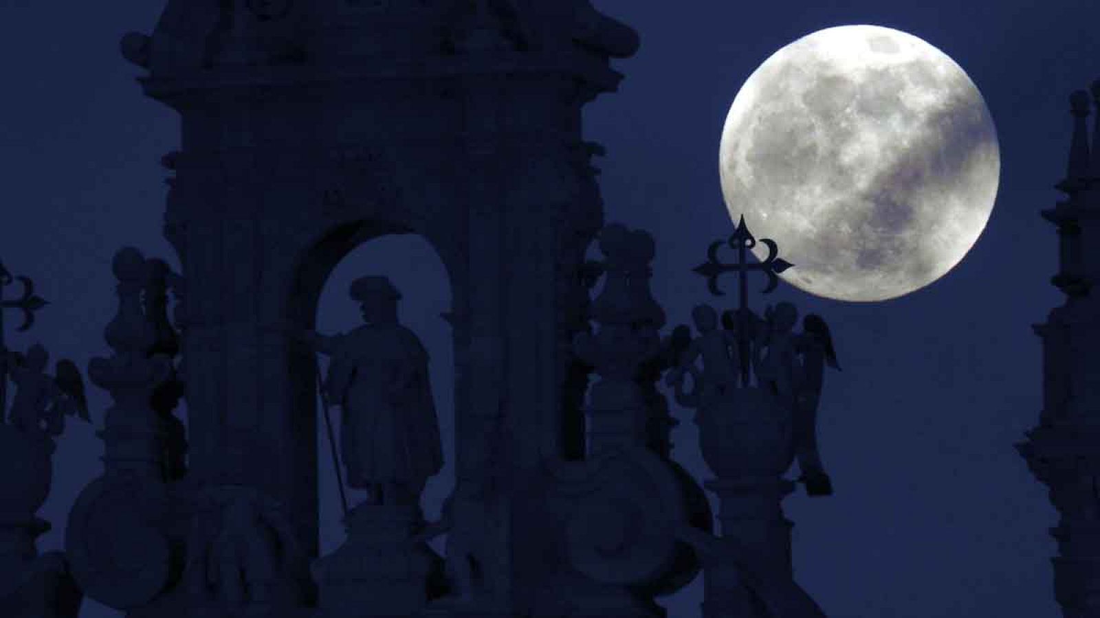 El eclipse total de luna permite verla "más grande y luminosa" que nunca | Ver