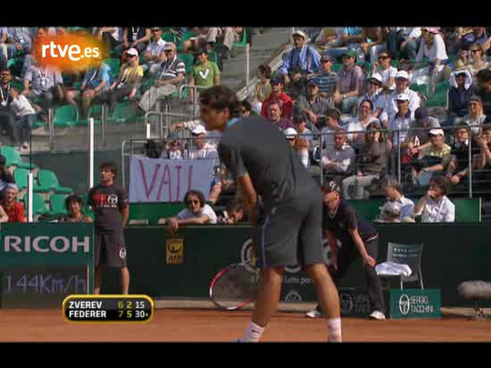 Roger Federer ha pasado a semifinales del torneo de Roma trsa vencer al alemán Zverev, recuperando en el set definitivo el juego que le hizo número 1. 