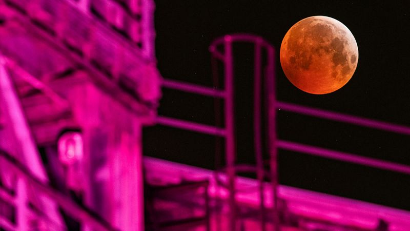 La Luna se ha teñido de rojo en el que ha sido el único eclipse total que se verá desde España al menos hasta mayo de 2022. Popularmente este tipo de eclipses se conocen como "Luna de sangre". Pero lo cierto es que la Luna adquiere una tonalidad roji