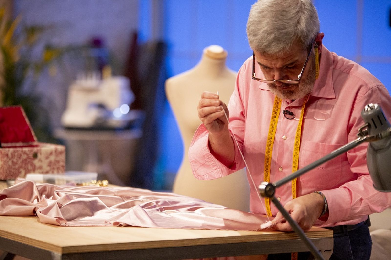 Maestros de la Costura: Lorenzo Caprile cose junto a los aprendices