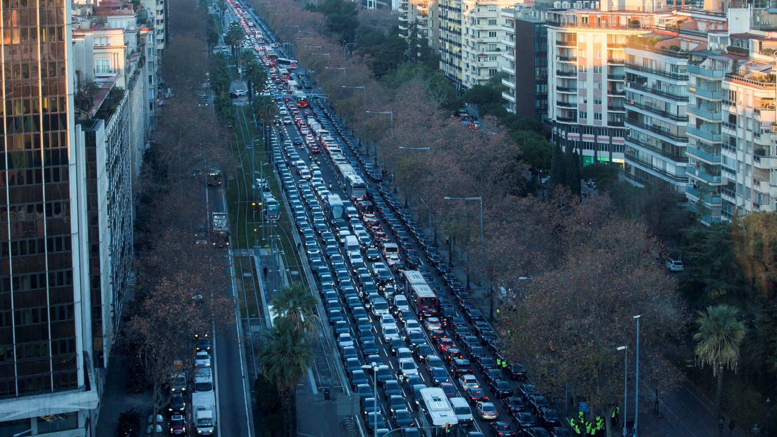 Informativo 24h: Las protestas de los taxistas en Barcelona a vista de dron | RTVE Play