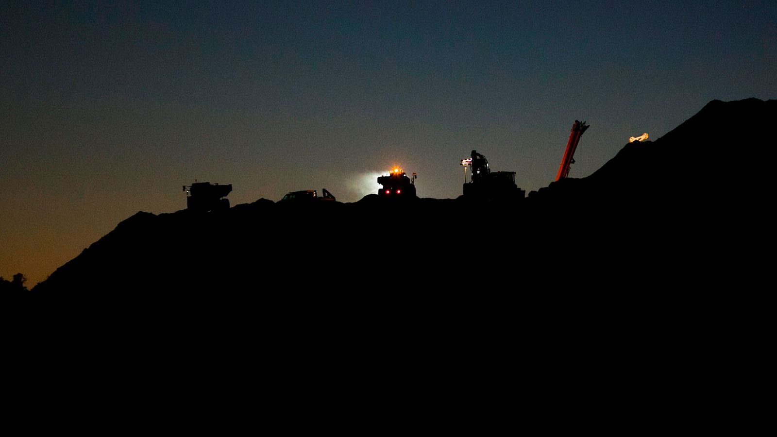 Los equipos de rescate finalizan el túnel paralelo al pozo en que cayó Julen