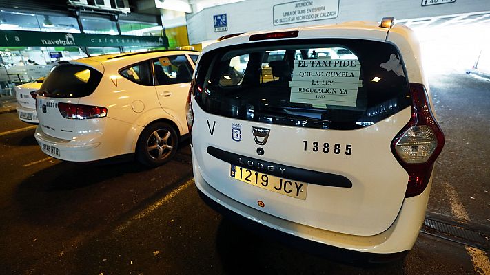 Los taxistas cortan carreteras durante la huelga