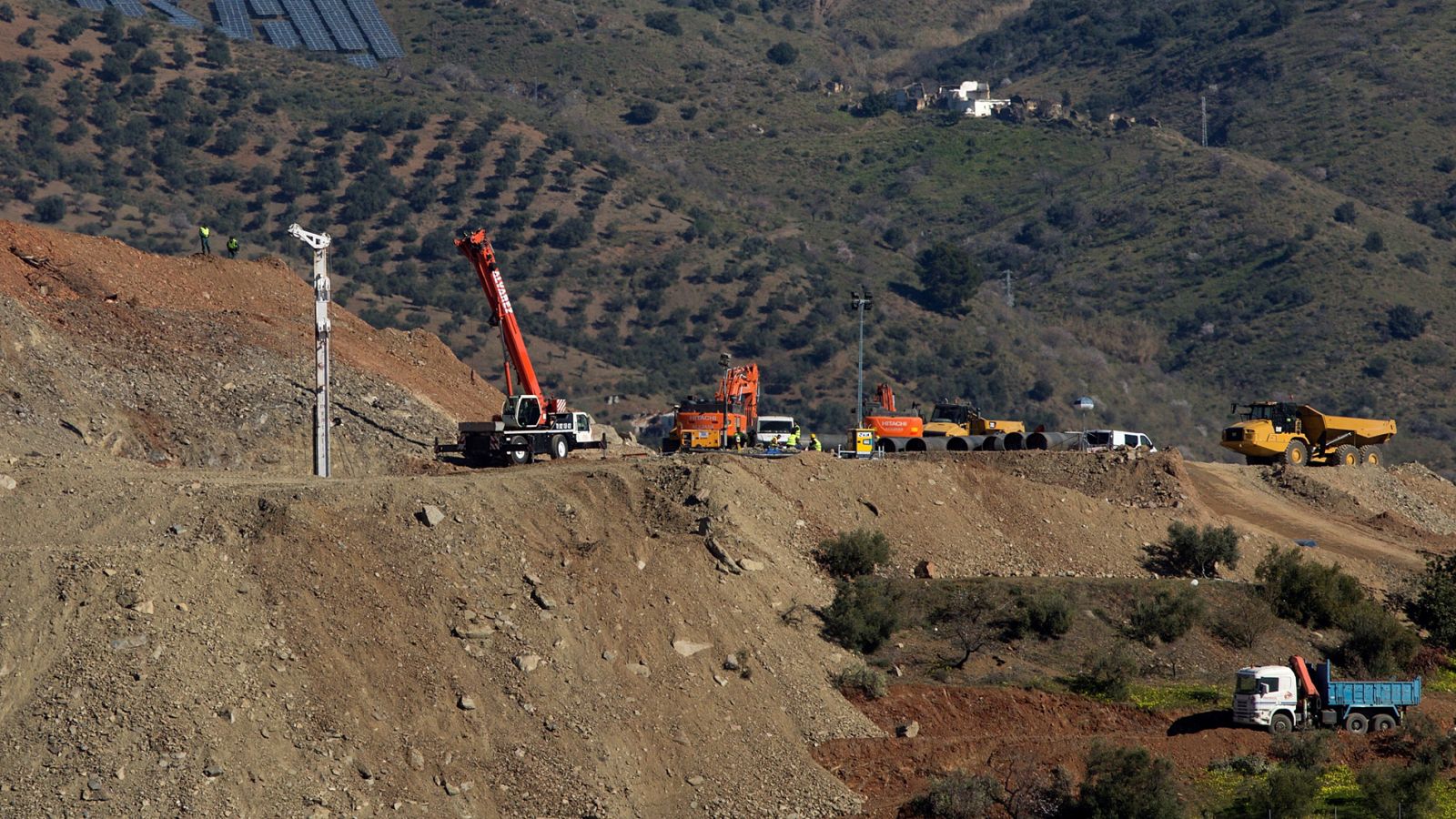 Deciden ensanchar el túnel vertical para el rescate de Julen al no pasar el tubo