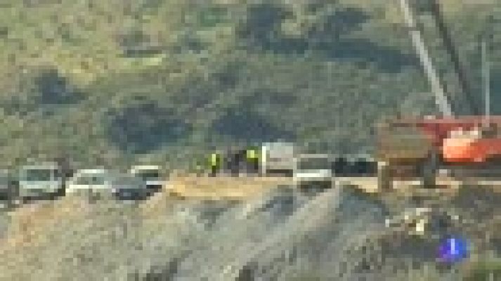 Telediario 1 - Deciden ensanchar el túnel vertical para el rescate de Julen al no pasar el tubo