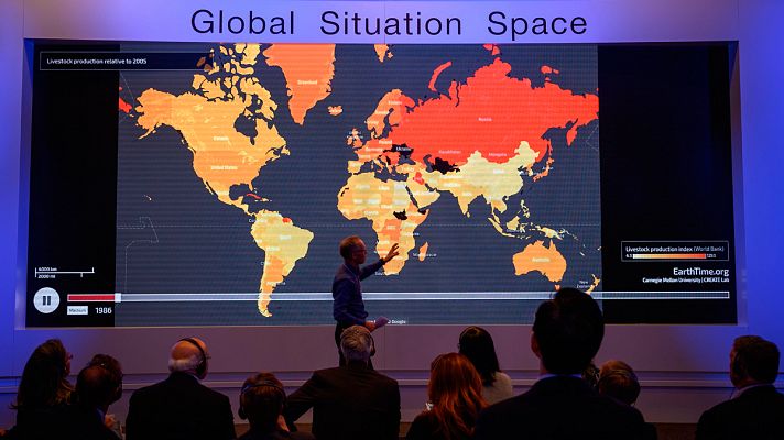 La cumbre de Davos estudia los riesgos globales de un internet sin control