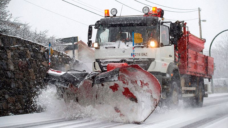 Buena parte del norte de la península está en alerta por nieve, lluvia o viento. Ha entrado un frente que ha teñido de blanco la Cordillera Cantábrica y los Pirineos. Las precipitaciones irán avanzando hacia el centro y el sureste.