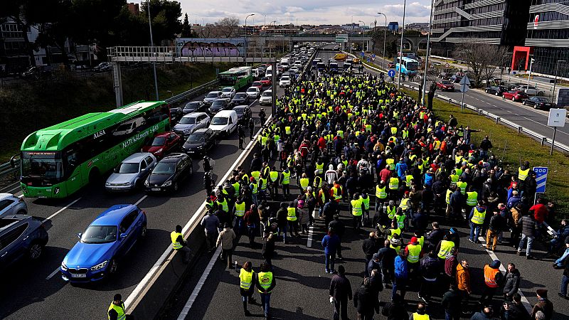 Los taxistas de Madrid vuelven a bloquear calles y carreteras para exigir la regulación de los VTC