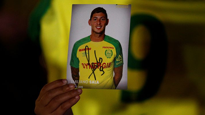 Telediario 1 - "¡Qué miedo tengo!": el mensaje del futbolista Sala antes de que desapareciera su avioneta